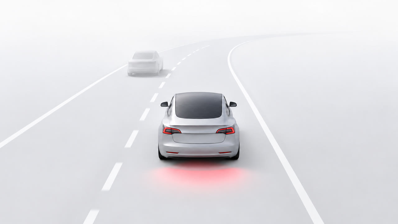 Før: en stille sølvfarvet elektrisk sedan på en tåget vej